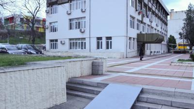 Сетиха се! Поставиха рампа за инвалиди пред РЗИ-Благоевград,където е регистратурата за ТЕЛК