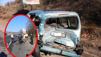Зрелищна катастрофа край Благоевград: Камион смля спрял автомобил
