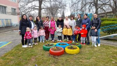 Деца от община Струмяни садиха цветя