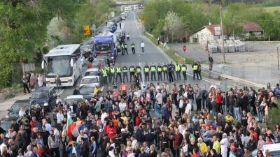 Локалните протести зачестиха, държавата реагира само при ръчкане