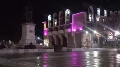 Сградата на Камерна опера и читалището  бе осветена в различни цветове