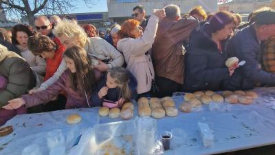 Голямо блъскане за безплатна храна в Сандански