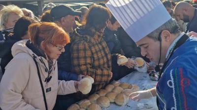 Голямо блъскане за безплатна храна в Сандански