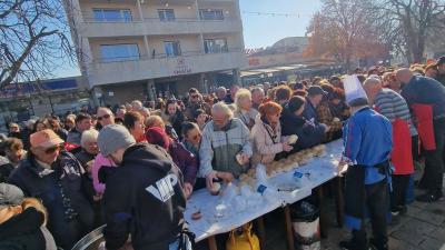 Голямо блъскане за безплатна храна в Сандански