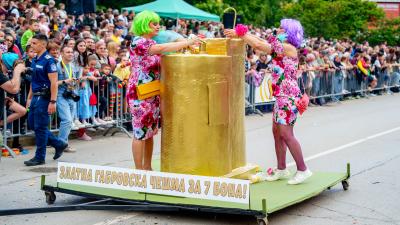 Карнавалът в Габрово - смях за сметка на политици и умници!