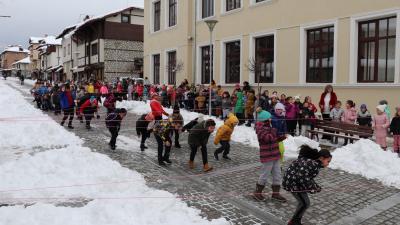Деца от Банско закичиха гости и жители на града с мартеници