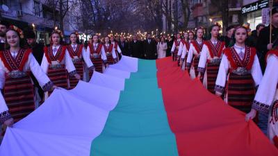 С внушително факелно шествие, силни слова и полагане на венци и цветя в Благоевград бяха отбелязани 150 години от обесването на Васил Левски