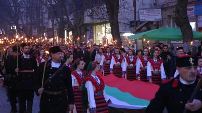 С внушително факелно шествие, силни слова и полагане на венци и цветя в Благоевград бяха отбелязани 150 години от обесването на Васил Левски