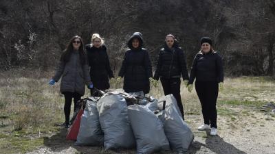 Кметът на община Симитли и доброволци почистиха пътни отбивки и около района на река Струма