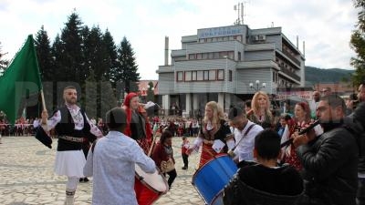 Гергьовден в Добринище събра стотици в народни носии, за да продължи една стара традиция