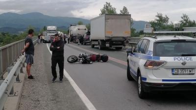 Моторист пострада при удар в камион, пътя за Дефилето е затворен временно