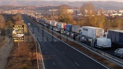 Мащабен протест на граждани! Над хиляда души блокираха пътя за Гърция, колоните са километрични.