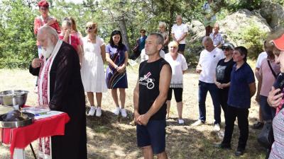 Жители и гости на село Сенокос се събраха край параклиса Св. Марина, за да почетат в аванс празника на светицата