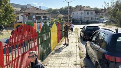 Акция  Доброволци  продължава,боядисаха  част от оградата на детската площадка в кв. Ораново