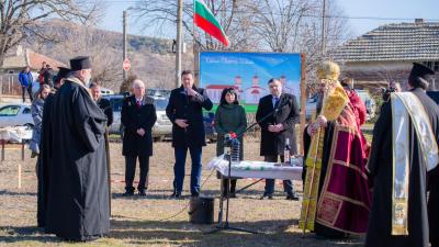 С благословията на Неврокопския митрополит Серафим в село Марино поле започва строителството на нова черква
