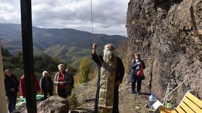 Осветиха нов параклис край Коматинските скали