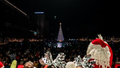 Красива елха грейна в Благоевград, коледният дух завладя хиляди малки и големи-вижте снимки