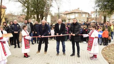 Жителите на Крупник се радват на обновен парк, днес прерязаха лентата на новоткрития обект