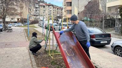 От ПП-Благоевград боядисаха единствената оцеляла детска пързалка  в Орлин махала