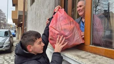 Кампания Бъди човек стопли сърцата на възрастни хора в неравностойно положение