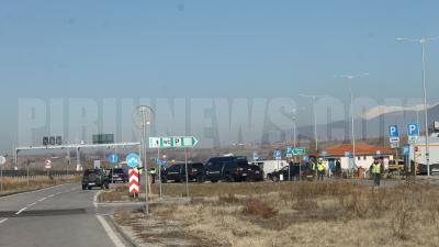 Премиерът Главчев вдигна символично бариерата на Кулата, нашенци се юрнаха на шенгенско кафе в Гърция/снимки/