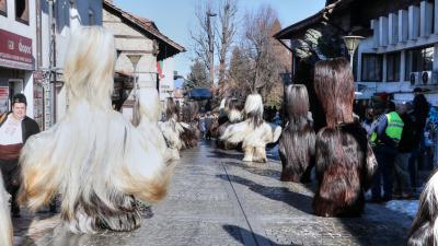 С шествие на бабугери Банско посрещна Новата година