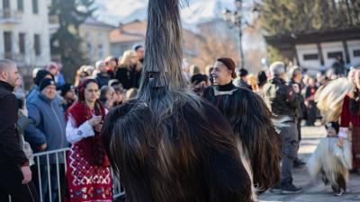 Чаушите огласиха площада на Разлог, над 2000 дефилираха в първия ден на Новата година!