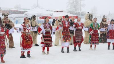 Над 9 хиляди бабугери дефилираха в Симитли, и  времето не ги спря