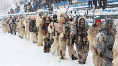 Над 9 хиляди бабугери дефилираха в Симитли, и  времето не ги спря