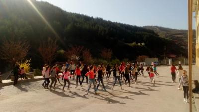 С танци и музика в междучасията борят стрес и агресия в симитлийско  училище
