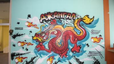 Банскалия изрисува стените на залата на тенис клуб Джангал – Банско