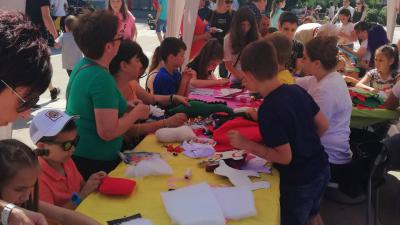 Родители и деца се забавляват заедно по време на Детски панаир в Благоевград