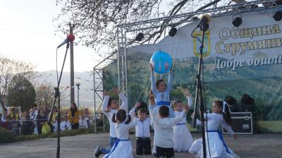 Празникът на община Струмяни събра хиляди на площада