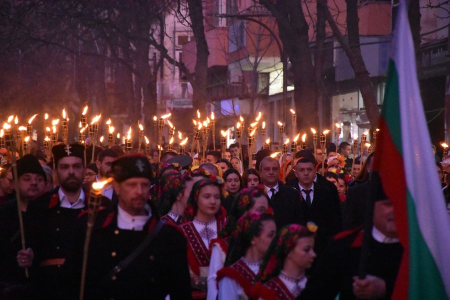 С внушително факелно шествие, силни слова и полагане на венци и цветя в Благоевград бяха отбелязани 150 години от обесването на Васил Левски