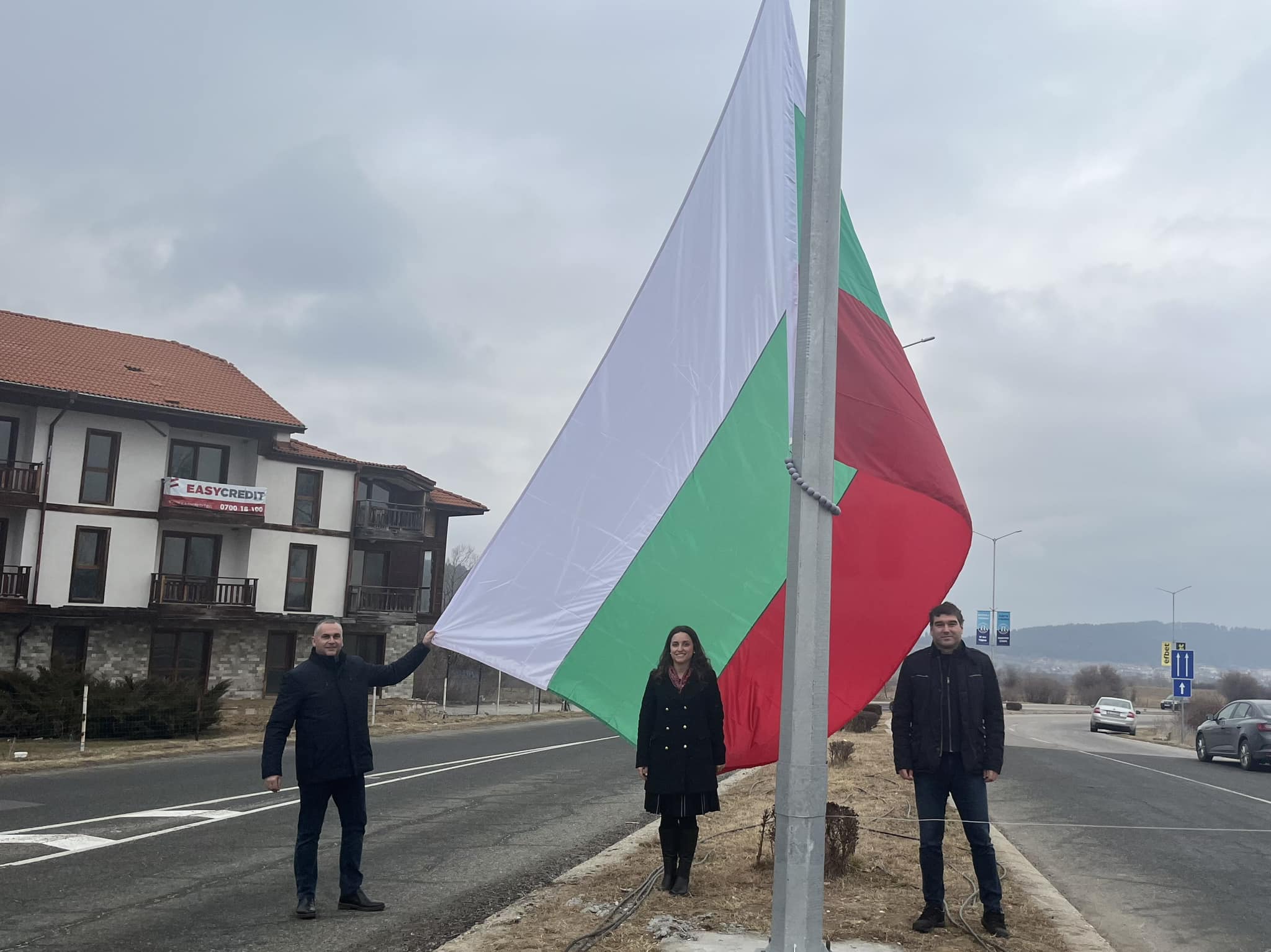 Община Разлог посреща празнично Трети март с над 145 знамена, развети на разложките домовете и три нови 15-метрови пилони, с български трикольор