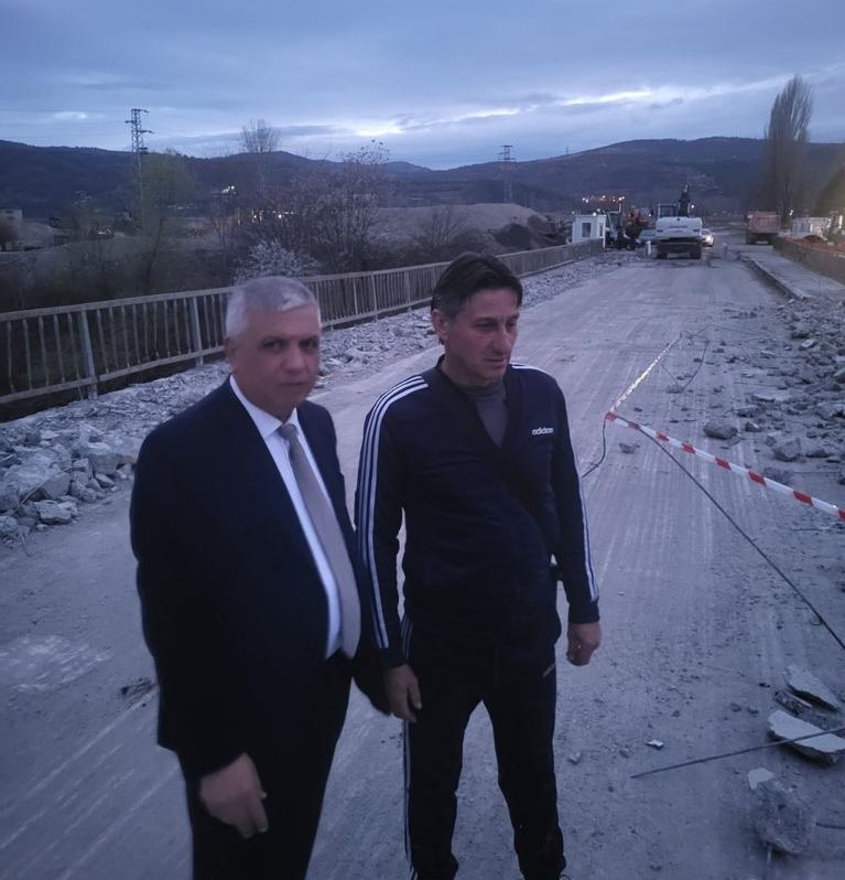 След 1 година мотаене на държавата, започна изграждането на мост над река Струма край Покровник