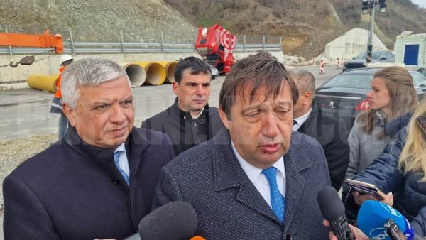Министър Шишков инспектира свлачището при тунел  Железница  на АМ  Струма
