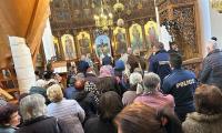 В Белица отслужиха Божествена литургия в обновен храм, министър дари икона