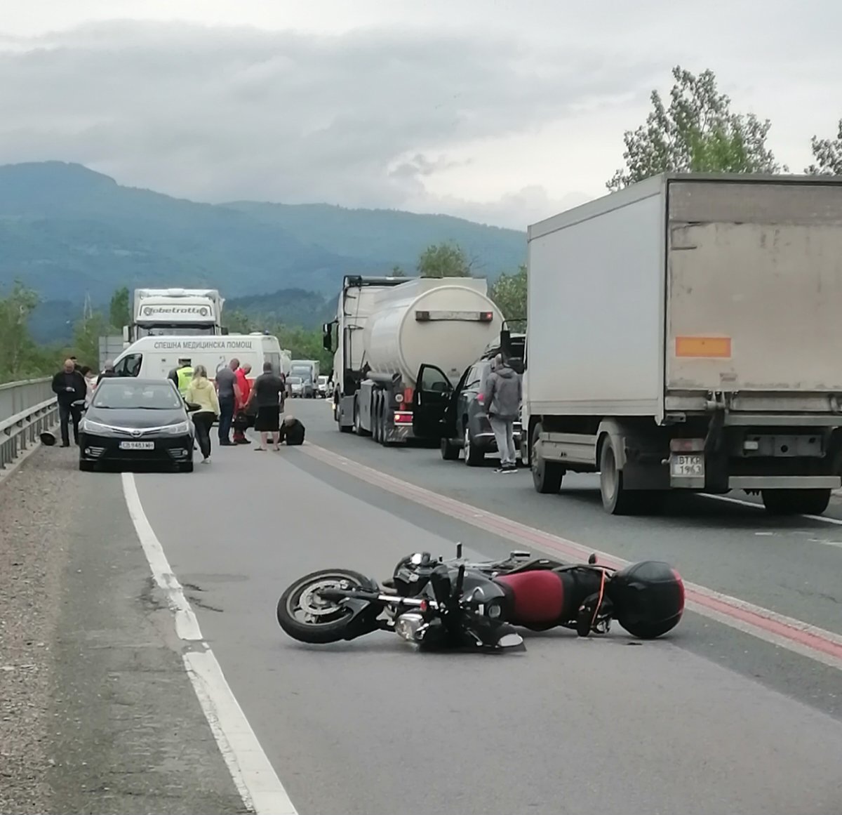 Моторист пострада при удар в камион, пътя за Дефилето е затворен временно