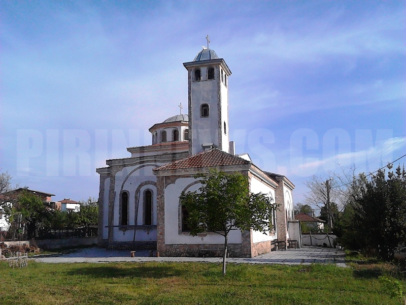 Литургия и курбан за храмовия празник на църквата в Струмяни