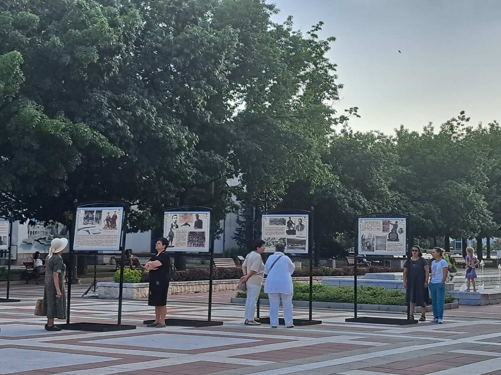 Фотоизложба, подредена на пл.  Георги Измирлиев  в Благоевград, разказва история за Илинденско-Преображенското въстание