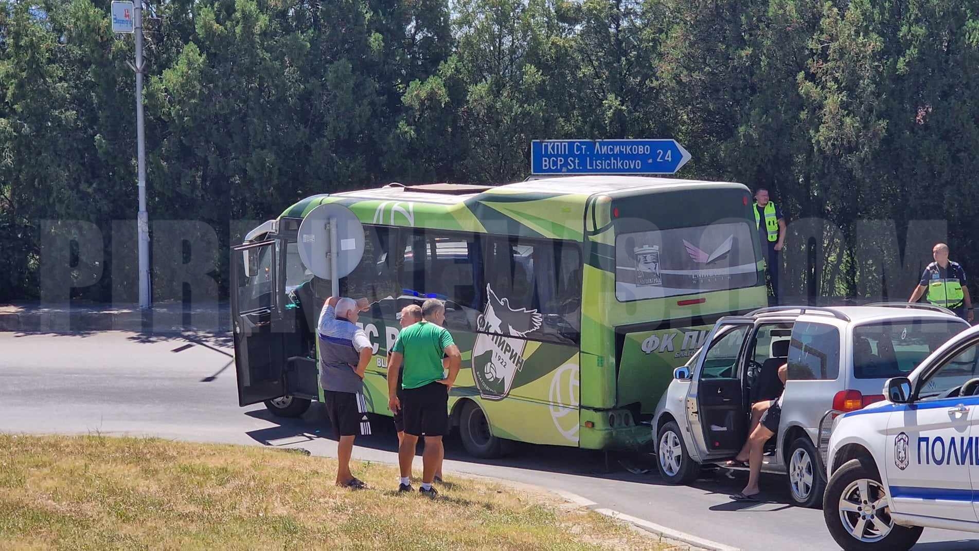 Автобус на ДЮШ-Пирин с 23 футболисти катастрофира на входа на Благоевград