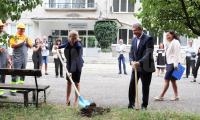 Областен управител и кмет направиха първа копка в Банско за модернизиране на гимназията по електроника и енергетика
