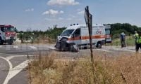 Линейка с пациент удари кон, изскочил на пътя в Югозапада