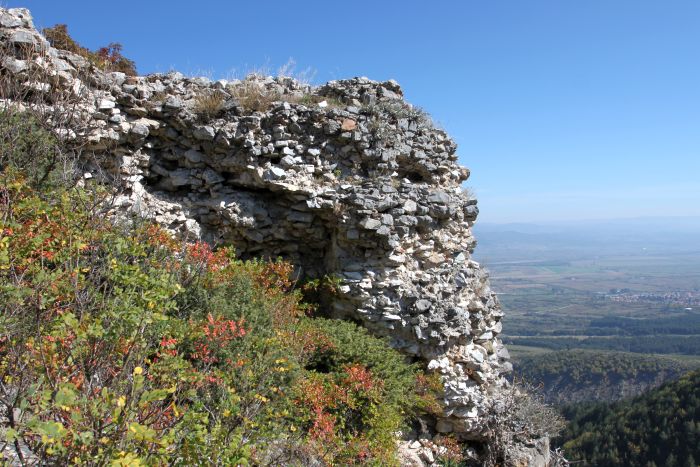 Проучват крепостта Момина кула край село Делчево