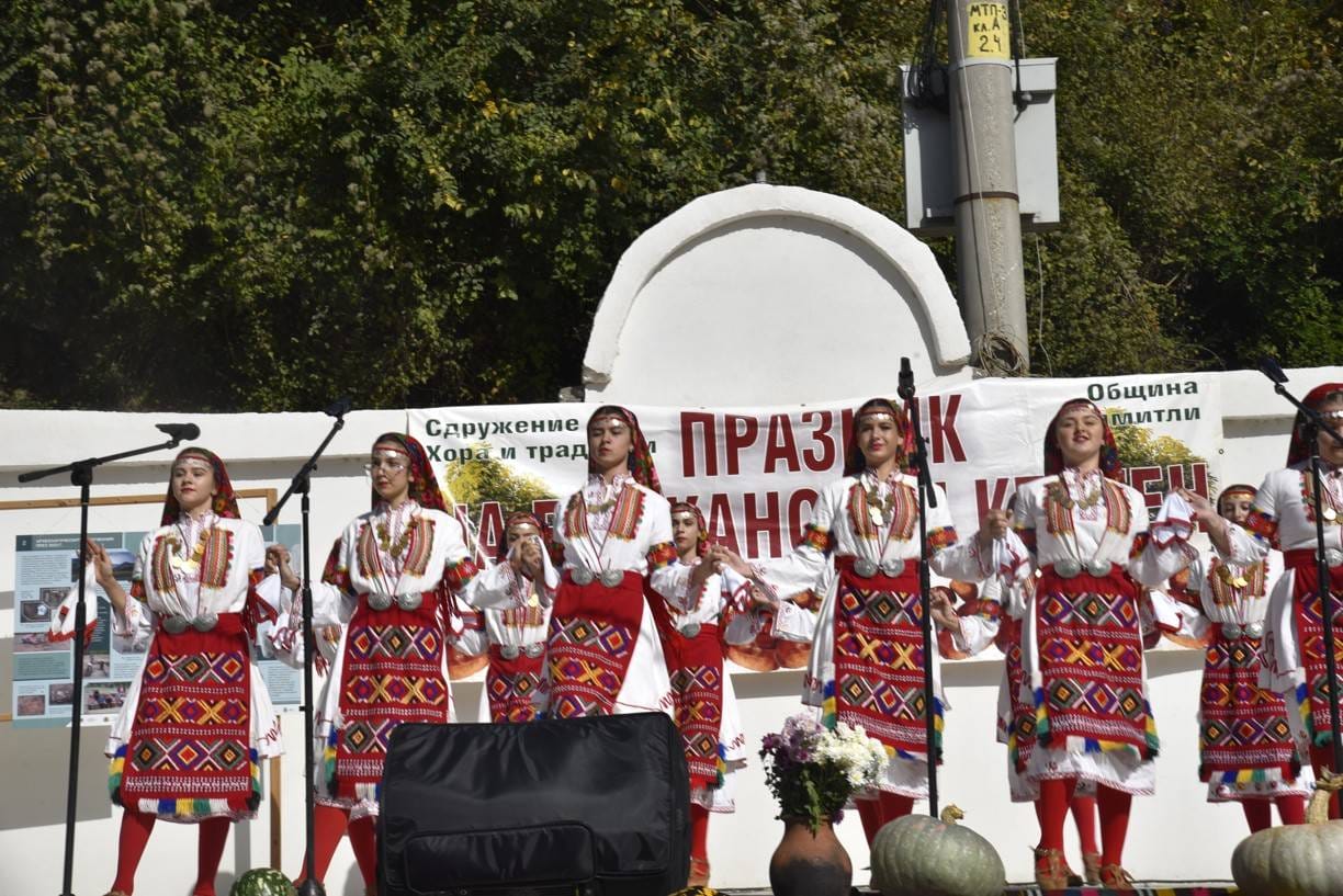 XII-ят празник на брежанския кестен събра над хиляда жители и гости в подножието на Пирин