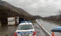 Камион се обърна на пътя между Благоевград и Симитли, шофьорът е в болница
