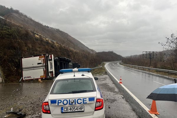 Камион се обърна на пътя между Благоевград и Симитли, шофьорът е в болница