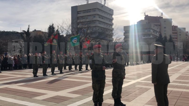 Тържествено осветиха бойните знамена в центъра на Благоевград