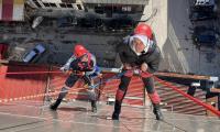 Планински спасители направиха екстремен ремонт на висока сграда в Разлог